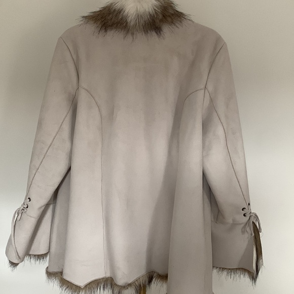 Faux fur Jacket - Picture 9 of 12